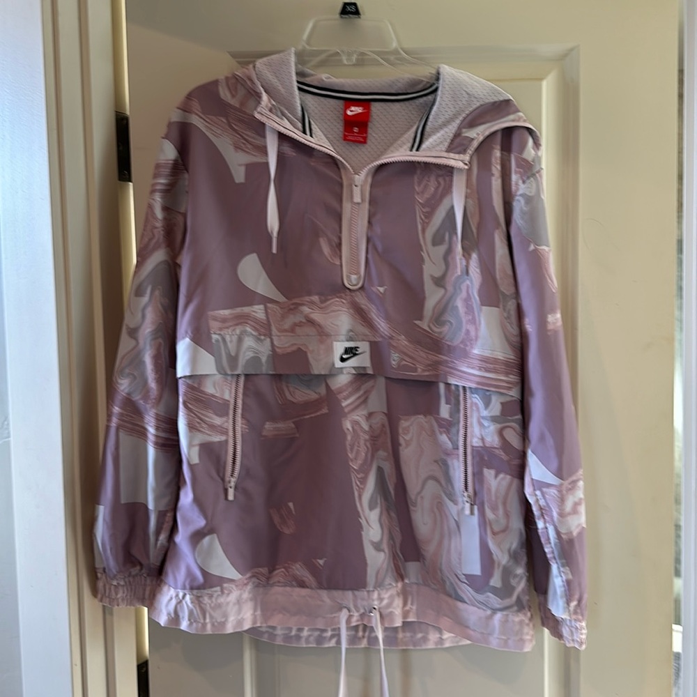 Nike windbreaker size M like new. Super cool mauve colors